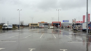 A fost haos în București! Disperați să-și facă provizii, românii au luat cu asalt hypermarket-urile