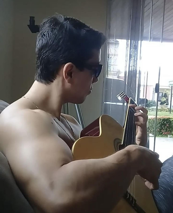 Un artist a murit pe scenă, în timpul unui concert! Visul de a deveni cântăreț i-a adus sfârșitul la doar 35 de ani