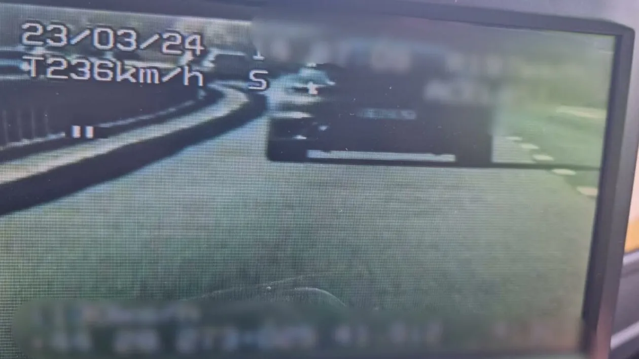 Polițiștii au oprit pe autostrada A1 un bolid care circula cu 236 km/h. Nu le-a venit să creadă când au văzut cine era