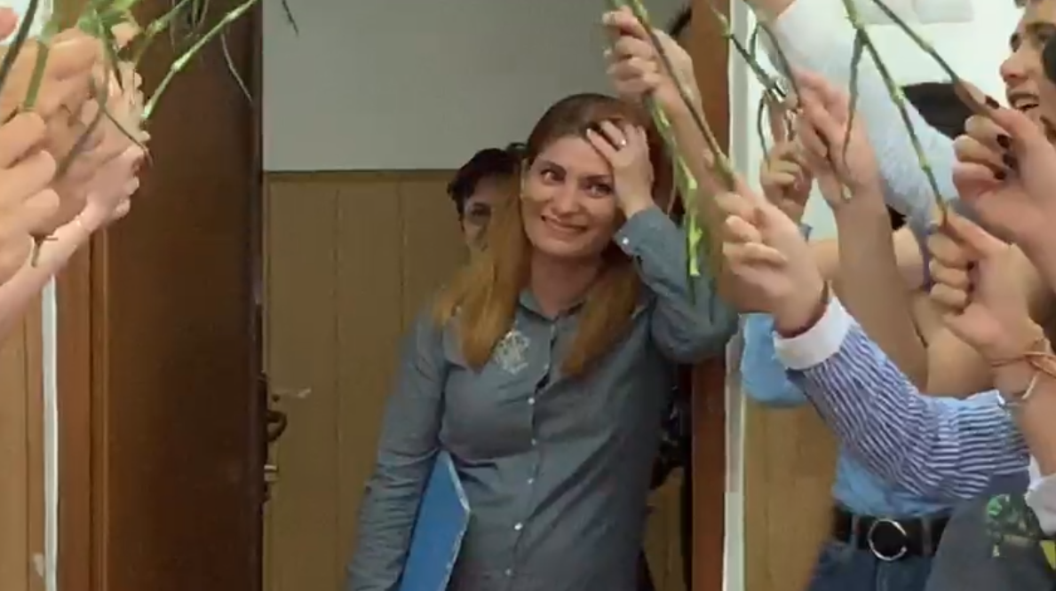 O profesoară însărcinată din Drăgășani a izbucnit în lacrimi când a ajuns la ultima oră dinainte de vacanță. Ce i-au pregătit elevii săi