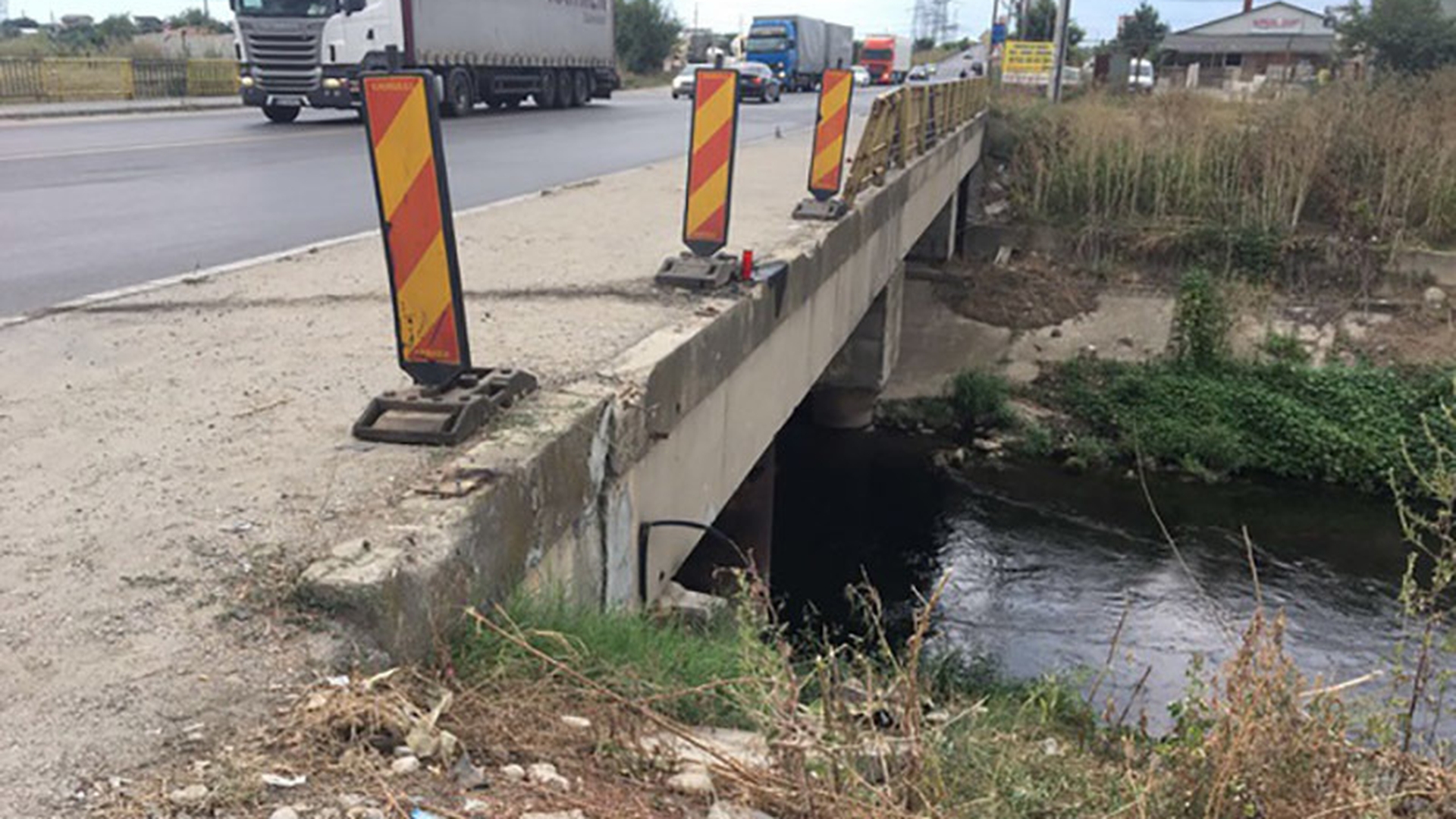 Accident grav pe un drum naţional! Doi oameni au murit după ce maşina în care se aflau a plonjat 10 metri de pe un pod