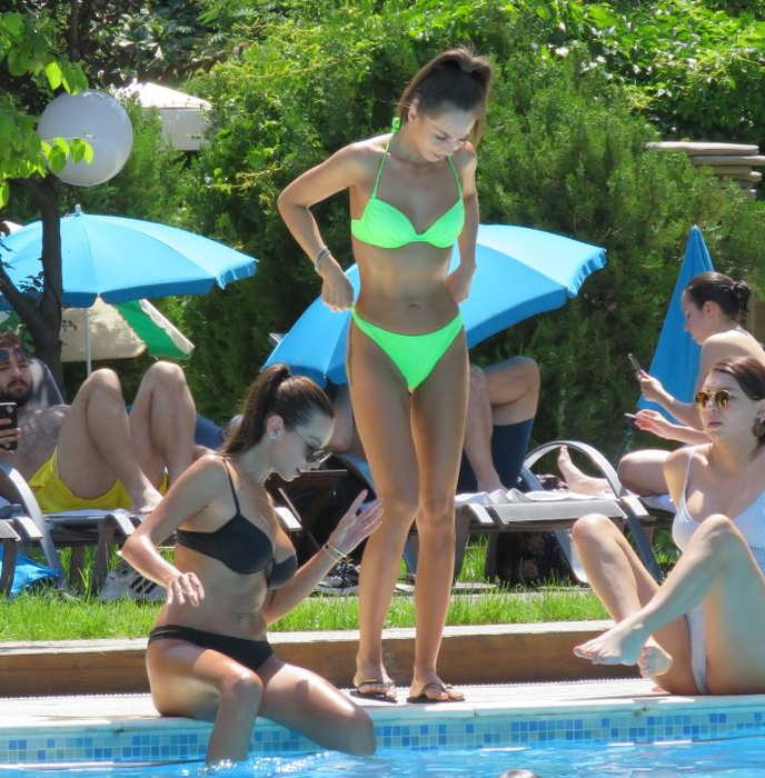 Iuliana Luciu, super-sexy și fără iubit la piscină. Și-a “conservat” formele de invidiat și pare decisă să reintre în “joc”