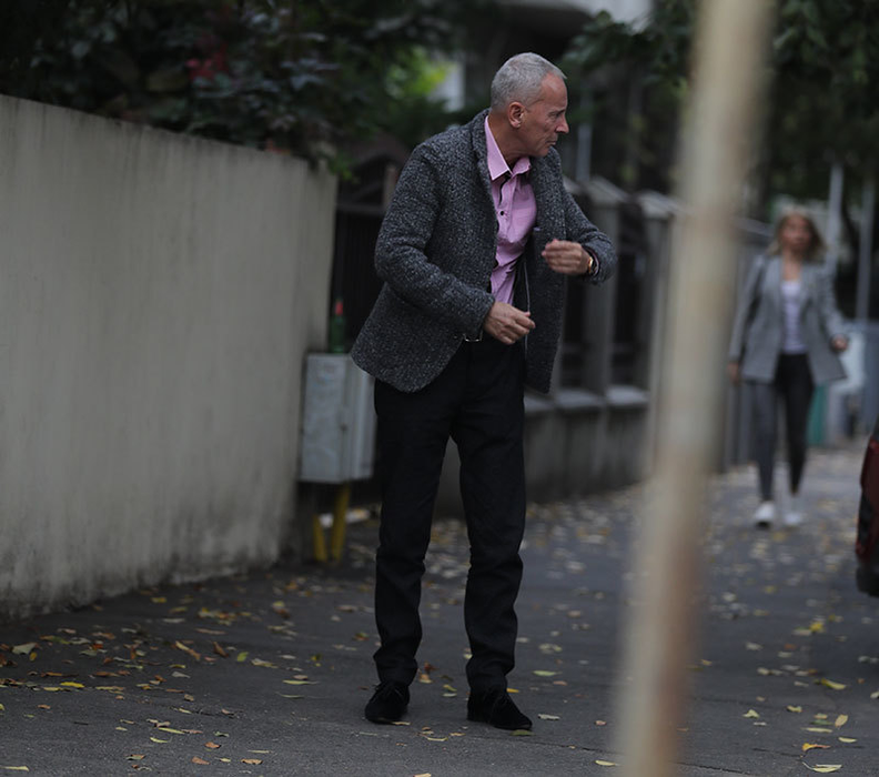 Bela Urasi aruncă o ultimă privire pentru a se asigura că Rolls-ul este în siguranţă