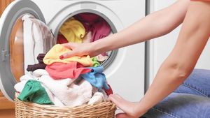 De ce e bine să întorci hainele pe dos înainte să le speli. Acest truc îți va salva garderoba