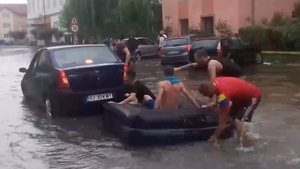 S-au plimbat cu barca trasă de mașină! Câțiva localnici din Târgu-Jiu au vrut să atragă atenția autorităților după ploaia torențială