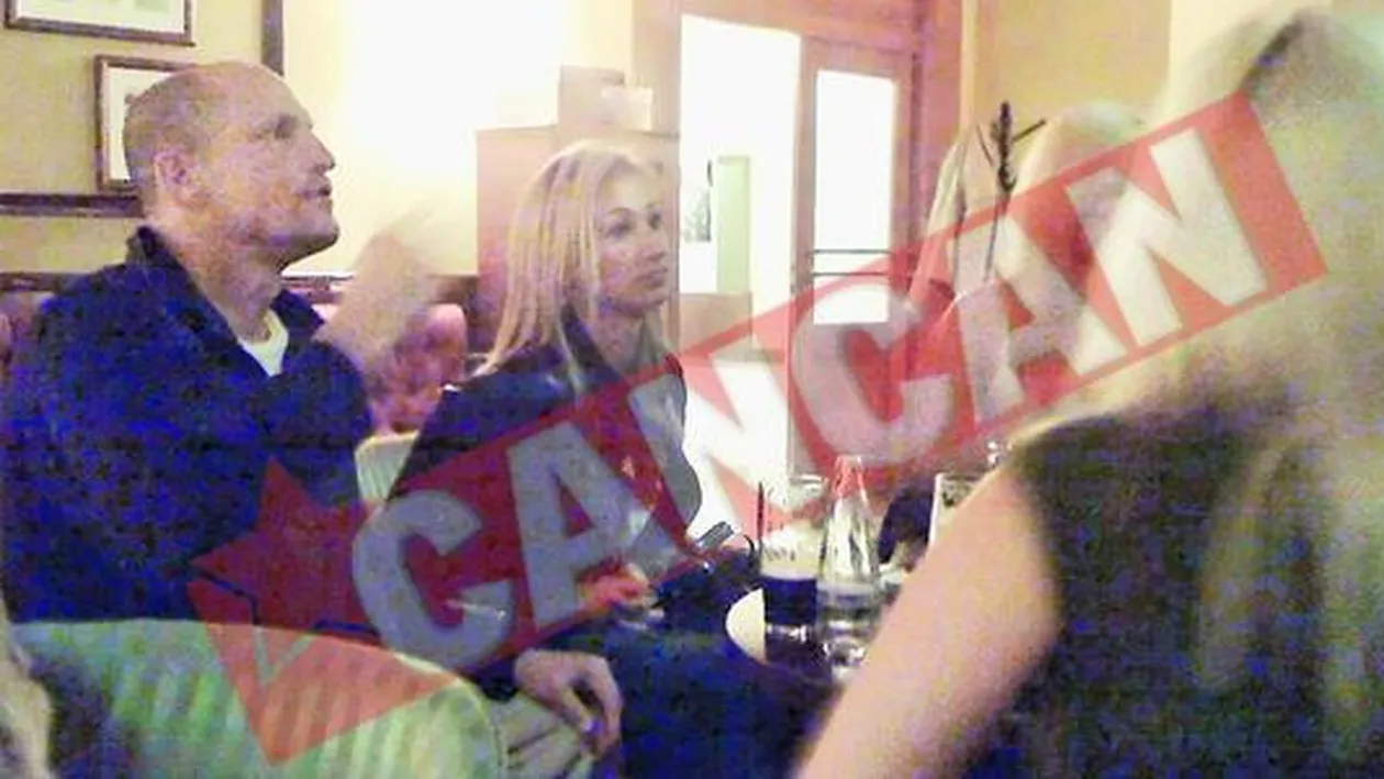 Woody Harrelson s-a distrat cu trei blonde