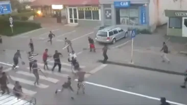 VIDEO | Imagini de necrezut! Bătaie cu furci și topoare la Târgu Neamț