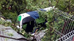 Accident grav în Vâlcea! Un autocar a căzut peste o casă