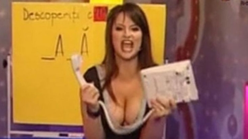 ”Să sune telefonul!” Prezentatoarea a reapărut în plină criză a coronavirusului, iar păcăleala TV continuă: ”De ce nu stați acasă ca să sunați? Nu vreți să cîștigați?”