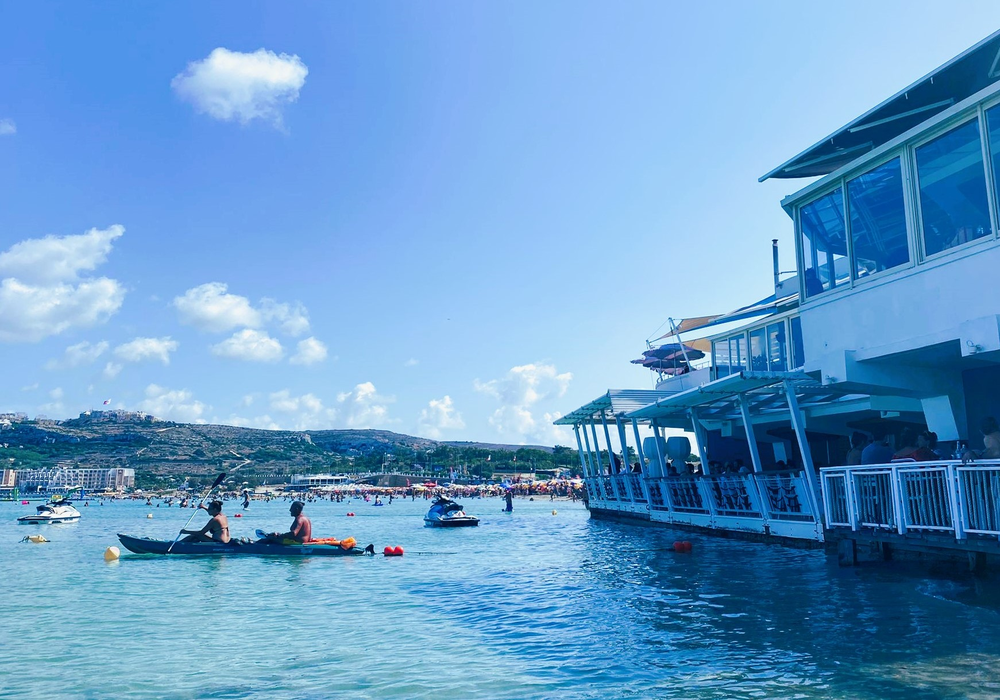 Așa arată un concediu de 8.200 lei în Malta! Ce au primit să mănânce doi turiști români în restaurantul unui hotel de 4 stele din Mellieha