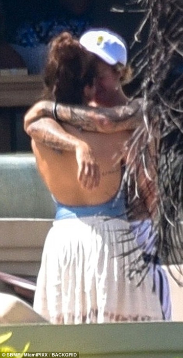 GALERIE FOTO. Au făcut spectacol la nunta tatălui său! Justin Bieber și Selena Gomez, poze incendiare! S-au pipăit de față cu toată lumea!