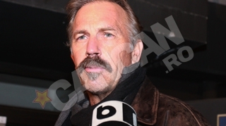 VIDEO Kevin Costner a stat in ploaie ca sa raspunda ziaristilor romani! "M-am deghizat in Mos Craciun pentru copiii mei, dar m-au recunoscut"