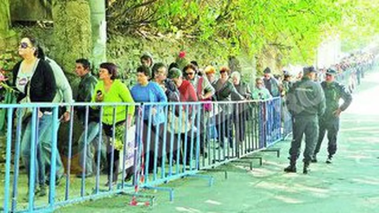 Doi kilometri de pelerini. Sute de mii de oameni s-au adunat la moastele Sfintei Parascheva