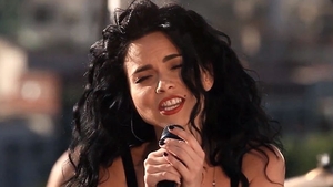 Inna, in bratele unuia dintre cei mai cunoscuti cântăreti din lume! Cine este superstarul care o face atât de fericită?
