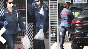 Andreea Marin a ieșit incognito la cumpărături. Din “recuzită” n-au lipsit masca, mănușile și...