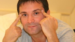 Daniel Buzdugan i-a scris o poezie Oanei Lis: "Bine poa' sa-ti sada scufundata intr-o cada"! Intra aici sa vezi restul versurilor! Sunt dementiale!