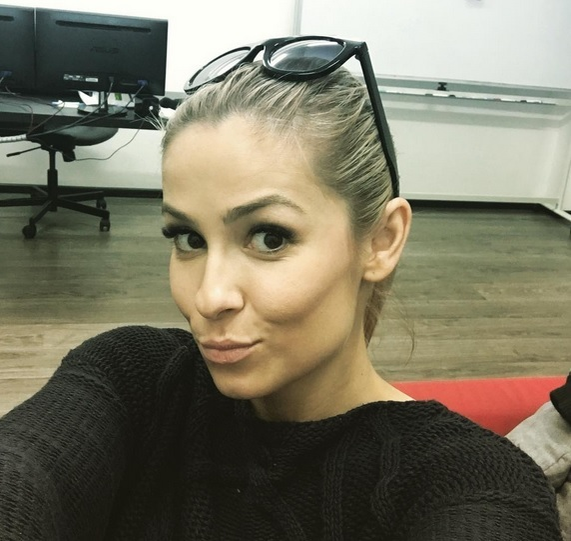 Elena este căsătorită cu CRBL de peste 8 ani.