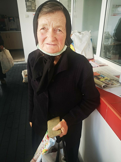Doi bătrâni din Vaslui, terorizați de vecini: „Mai bine mă otrăveau pe mine!”