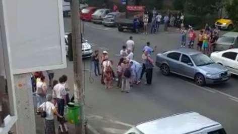 Accident grav în Crângaşi. Tânără inconştientă după ce a fost lovită de o maşină