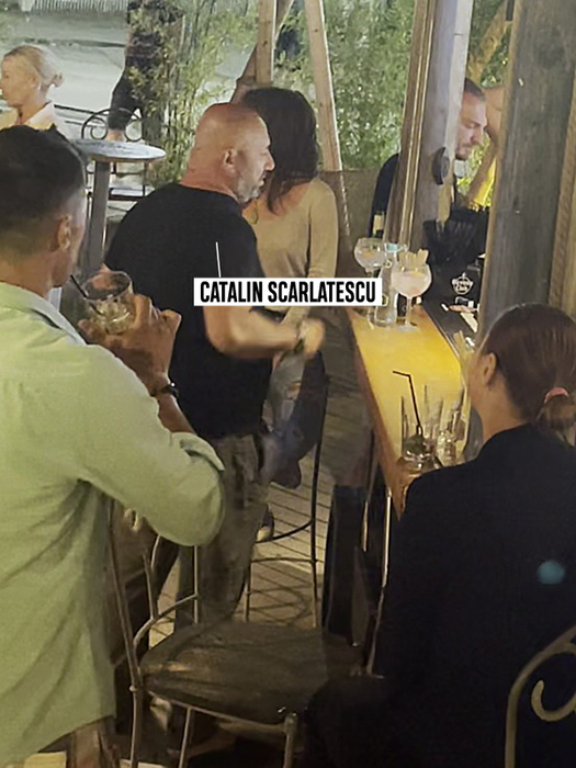 Cătălin Scărlătescu încearcă marea cu degetul la Vama Veche / Sursă foto: Cancan.ro