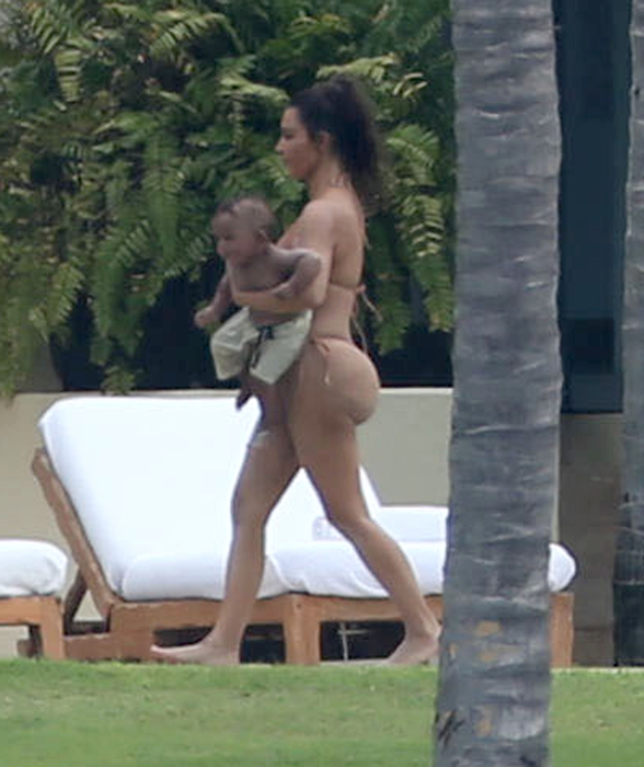 Cum arată KIM KARDASHIAN în costum de baie, după ce a slăbit 30 de kilograme