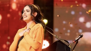 La doar 20 de ani, Iulia Andreea Vîlceanu, din Satu Mare, i-a uimit pe toți la Românii au Talent. Smiley și Pavel Bartoș au trimis-o în semifinală cu Golden Buzz