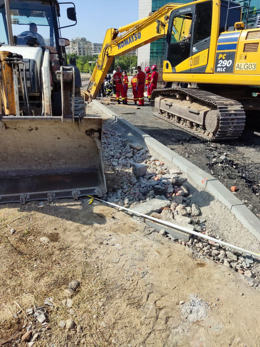 Accident de muncă. Mai mulți muncitori au fost prinși sub pământ pe un șantier de lângă Biblioteca Națională București