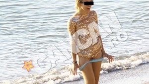 O mai tineti minte pe Leni, blonda care si-a dat jos chilotii in fata lui Piti Jr. la mare? Si-a socat prietenii cu alte poze trasnite si vrea sa devina actrita de telenovele!