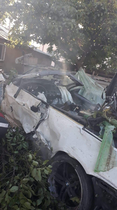 O femeie și un copil au murit după ce o mașină a intrat peste ei în curte. Șoferul a fugit și este căutat de poliție