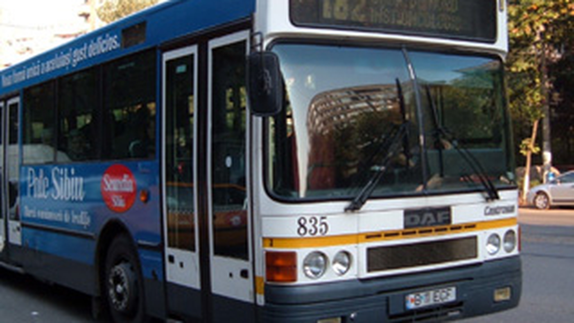 Accident in centrul Constantei! Un autobuz a lovit doua masini!