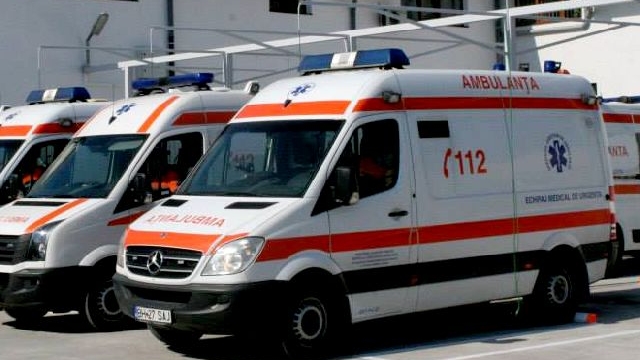 Doi tineri din Gorj au ajuns la spital după ce au fost loviți de un camion. Șoferul a fugit de la locul accidentului