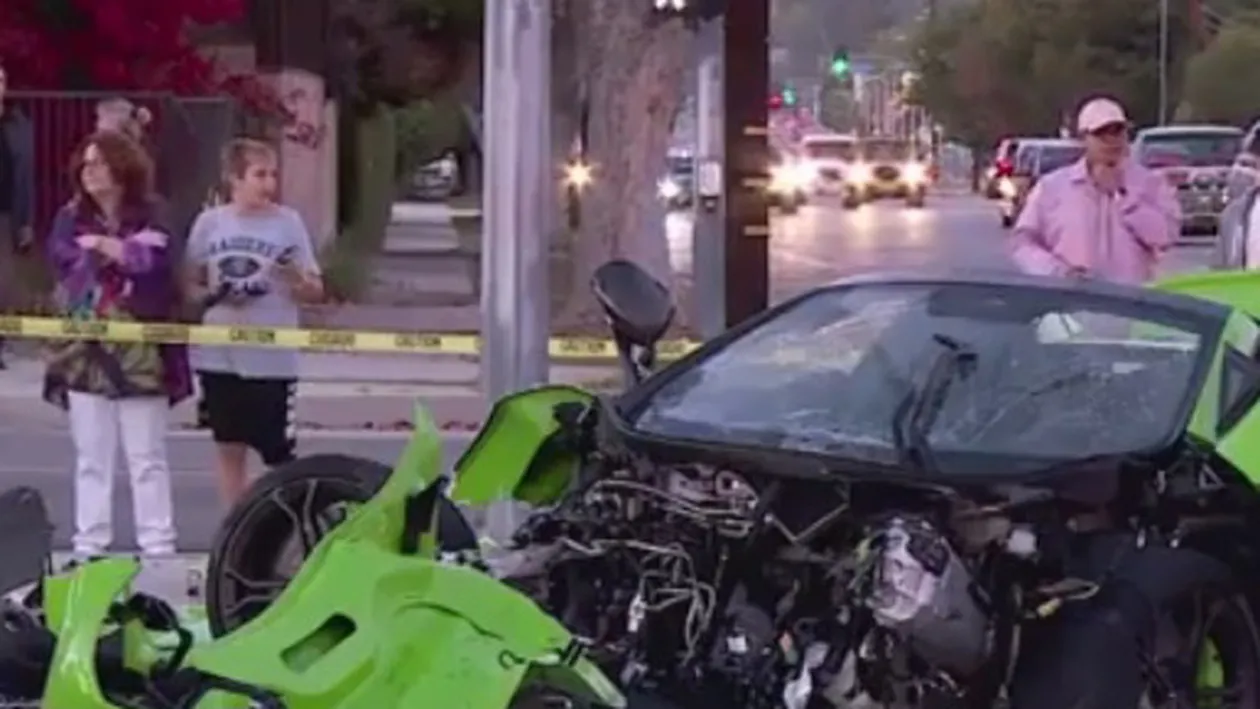 Scenariul morţii lui Paul Walker se repetă! A dat 167.000 de euro pe un McLaren şi l-a făcut praf cât ai zice ”peşte”