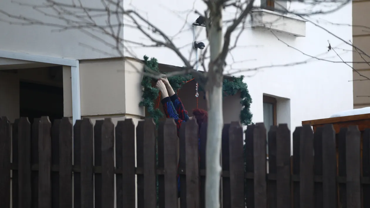 Andreea Marin va reveni in vila din Pipera, dupa vacanta. Menajera a spalat geamurile si a curatat curtea, in asteptarea Zanei