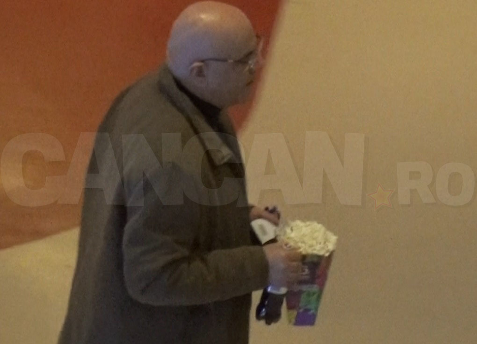 Raed Arafat, surprins la o ieşire la... film