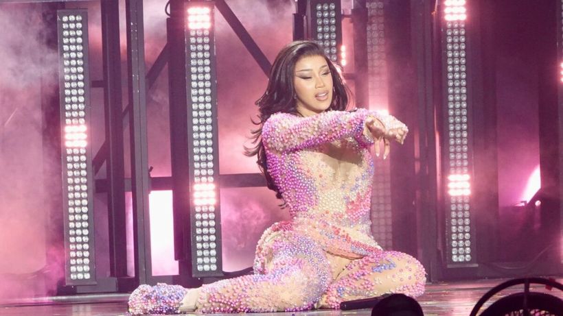 Probleme pentru Cardi B: a folosit o mască de oxigen în timpul unui concert. Care este motivul