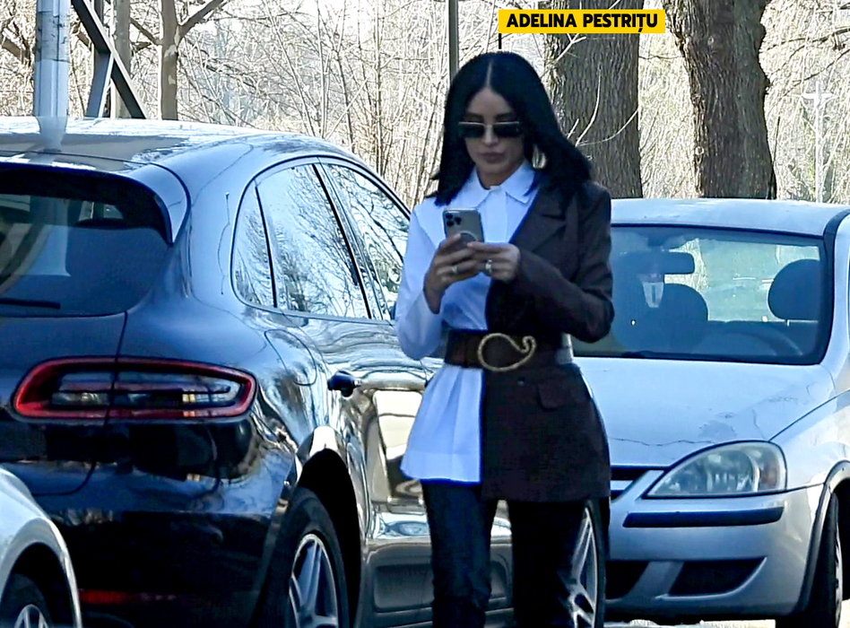 Adelina Pestrițu scrie mesaje pe telefon (Foto: CANCAN.RO)