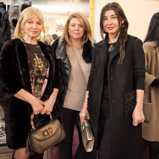 Larisa Stati (stânga), la un eveniment monden
