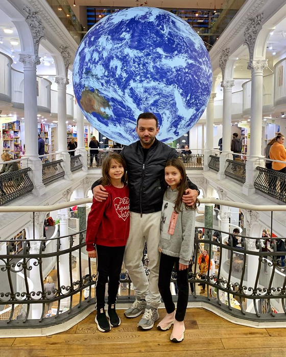 Mihai Morar, tablou de familie. Expresia feței micuței Roua, de neprețuit : ”Inevitabil, una din trei nu are chef de poze”