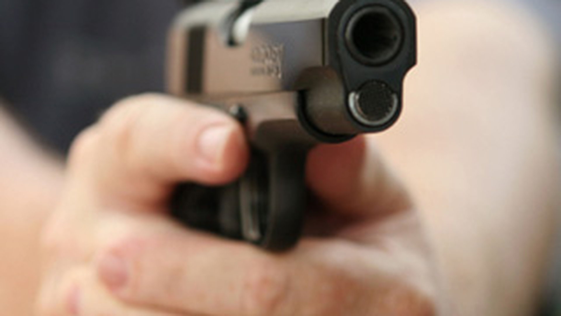 Tineri arestati dupa o altercatie pe strada, asupra unuia dintre ei fiind gasit un pistol