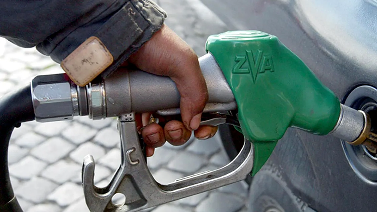 Benzina se ieftineste la cote record pentru francezi si americani