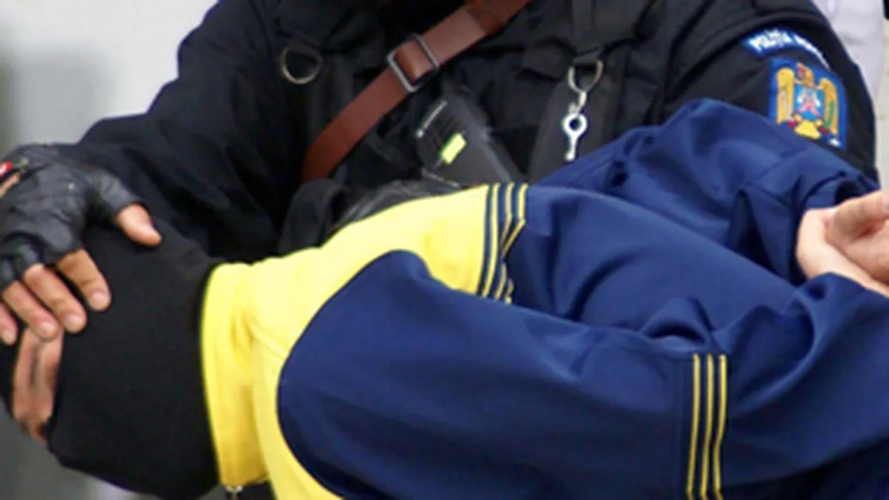 Scenariu de film in Bucuresti! Un tanar a dat cu masina peste un politist, mascatii au intervenit in forta sa-l aresteze!