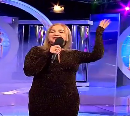 Carmen Şerban şi-a etalat burta de ”gravidă” la TV! Rochia mulată a scos în evidenţă formele bine conturate