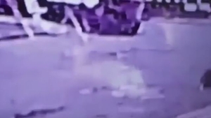 VIDEO -  Atenţie, imagini greu de privit! Un copil de doi ani scapă miraculos nevătămat după ce mama lui îl calcă cu maşina 