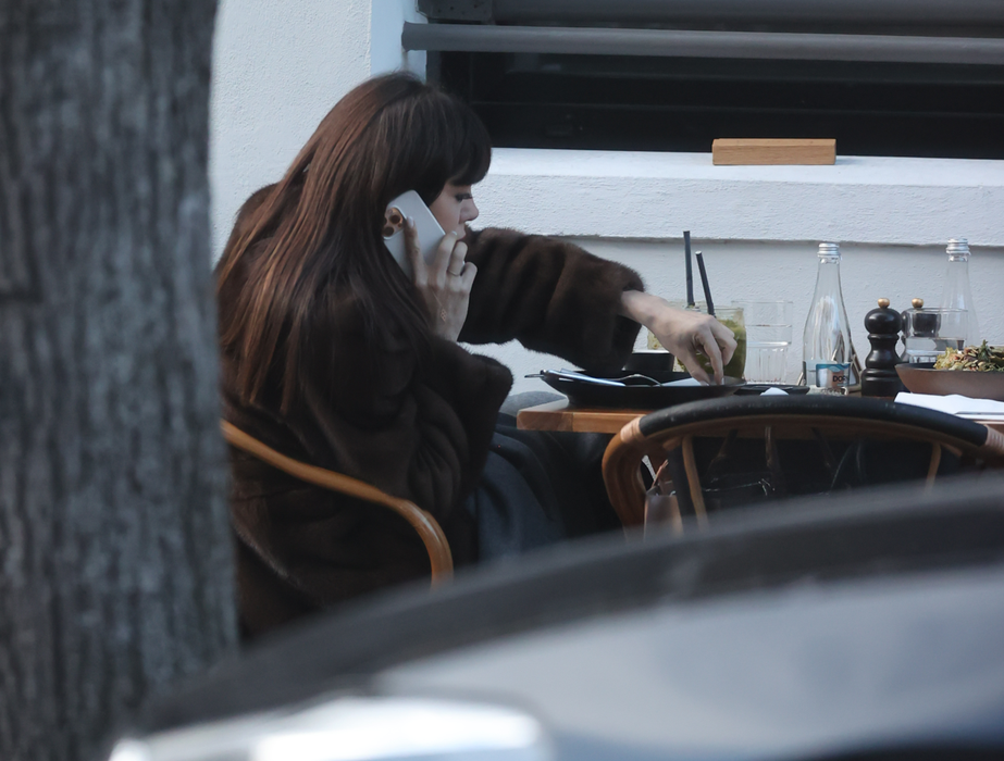 Denise Rifai vorbește la telefon și mănâncă (SURSA FOTO: CANCAN.RO)