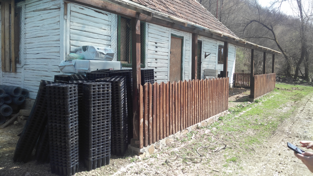 Cabana în care erau cazați muncitorii în comuna Petriș