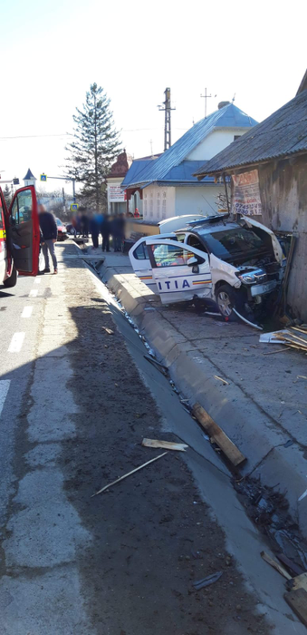 Accident spectaculos în Suceava! O mașină de poliție aflată în misiune a fost făcută praf