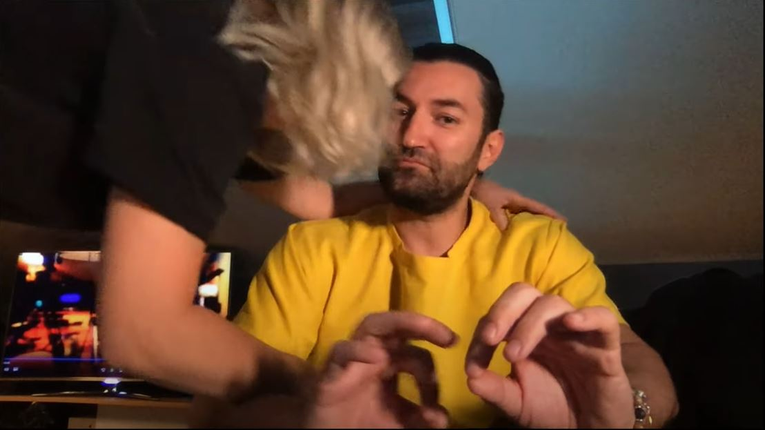 Gina Pistol, filmată în timp ce îl sărută pe Smiley: “Te iubesc”. Cum a reacționat prezentatorul de la Românii au Talent și dezvăluirile făcute despre viața lor în vreme de coronavirus | VIDEO