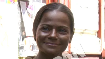 Fabuloasa poveste a primei statui umane din Centrul Vechi! Cristina sta nemiscata si aprinde din cand in cand cate un chibrit