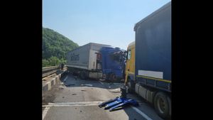 Accident grav în Mehedinți! În impact au fost implicate o autoutilitară și două TIR-uri. Un tânăr și-a pierdut viața