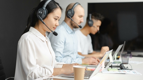 Ce salariu are un operator call center în 2026. Venitul lunar crește în funcție de limbile străine vorbite